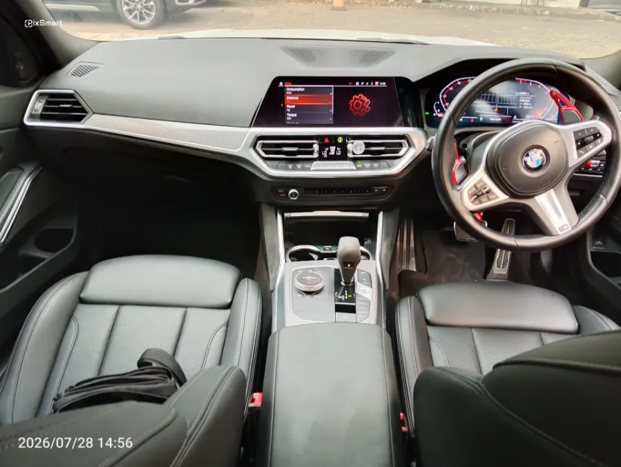 Foto Mobil Bekas Dashboard BMW 330i 2.0 M Sport tahun 2022