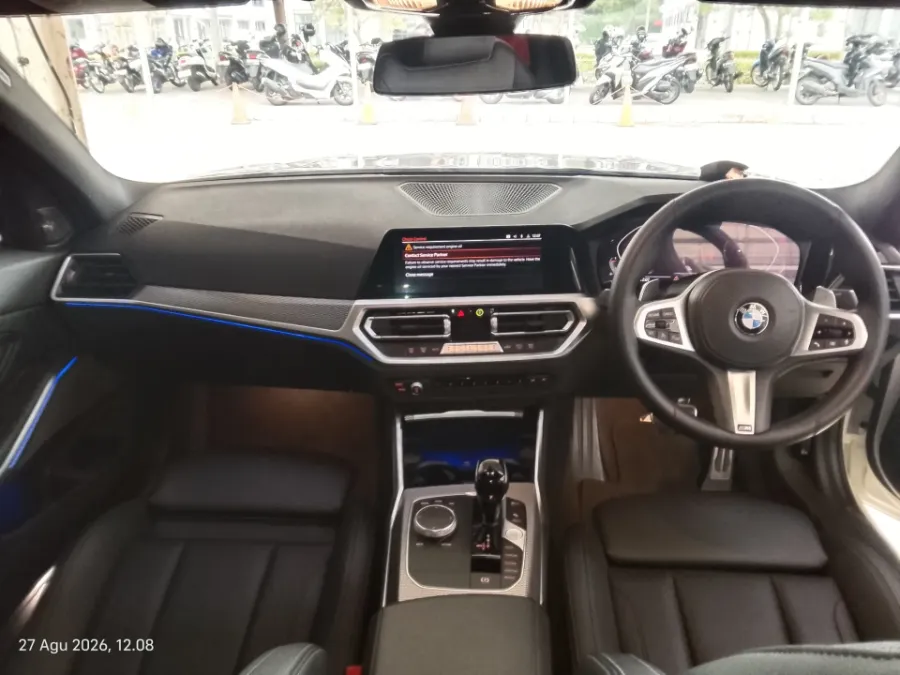 Foto Mobil Bekas Dashboard BMW 330i 2.0 M Sport tahun 2022