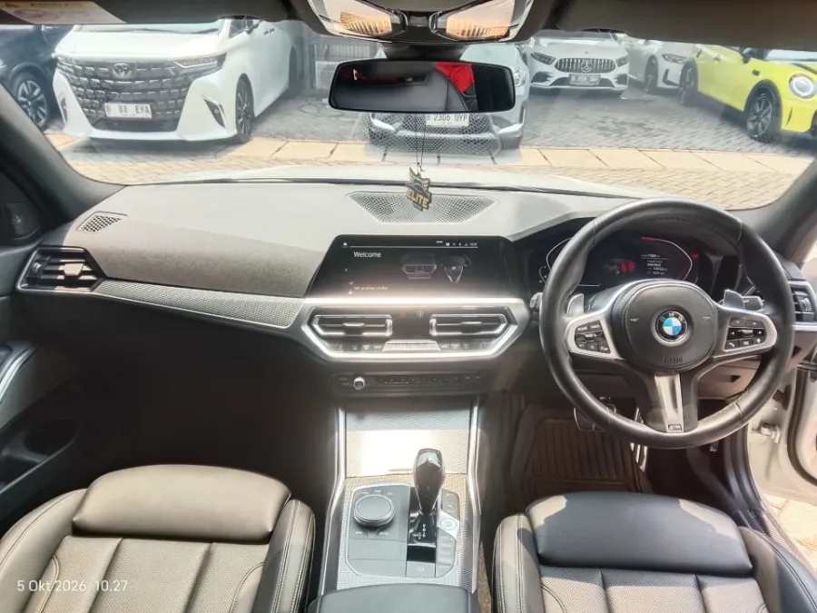 Foto Mobil Bekas Dashboard BMW 330i 2.0 M Sport tahun 2022