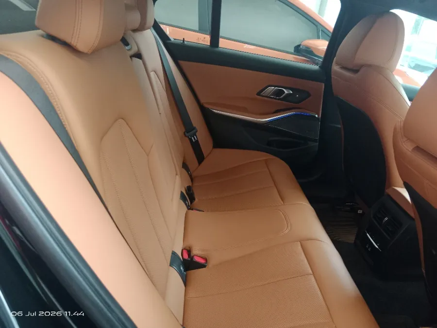Foto Mobil Bekas Kabin Belakang BMW 330i 2.0 M Sport tahun 2022