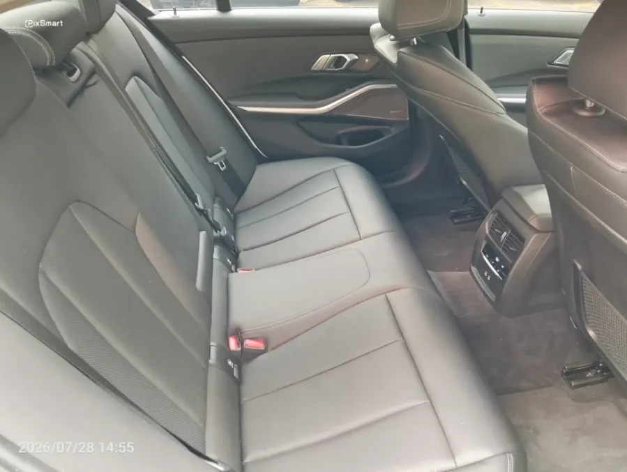 Foto Mobil Bekas Kabin Belakang BMW 330i 2.0 M Sport tahun 2022