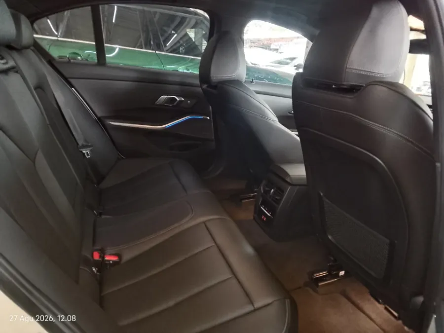 Foto Mobil Bekas Kabin Belakang BMW 330i 2.0 M Sport tahun 2022