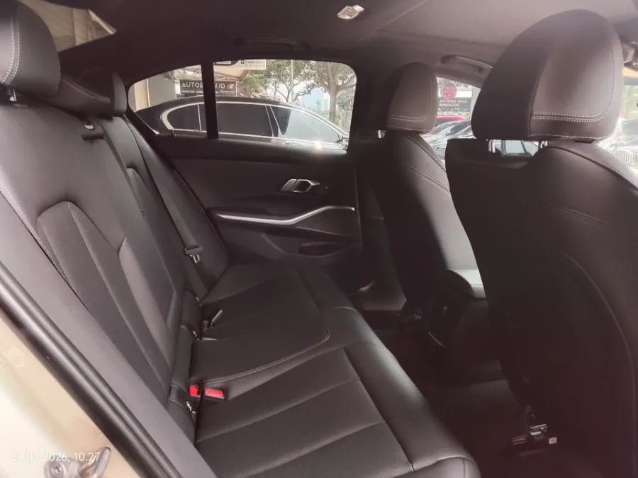 Foto Mobil Bekas Kabin Belakang BMW 330i 2.0 M Sport tahun 2022
