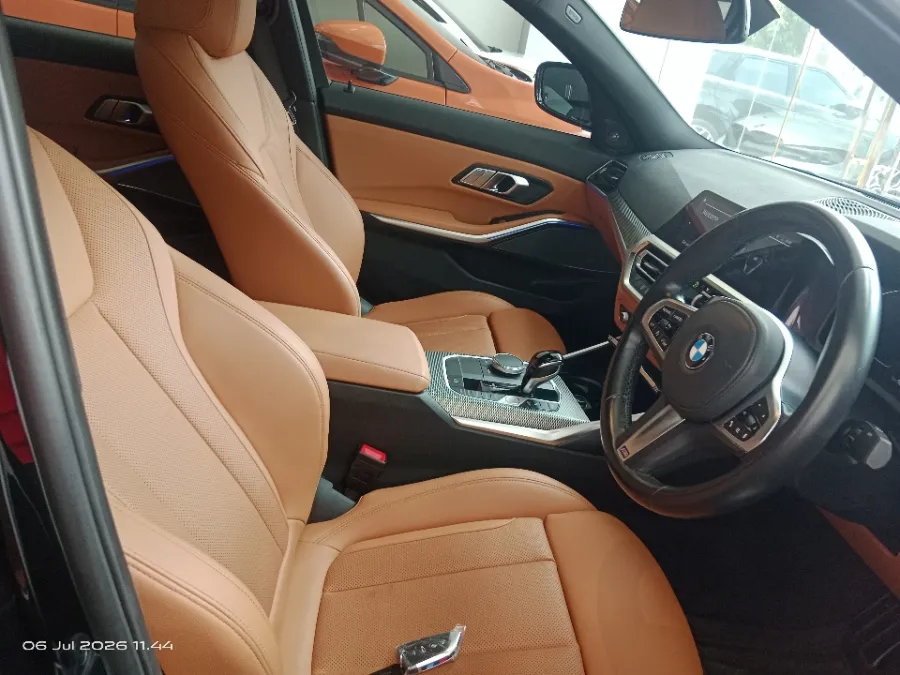 Foto Mobil Bekas Kabin Depan BMW 330i 2.0 M Sport tahun 2022