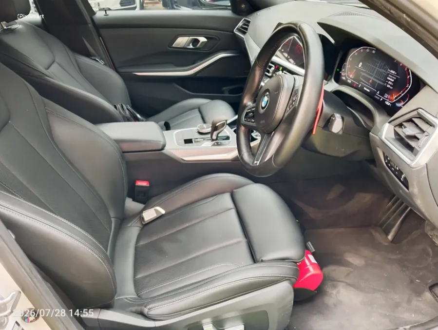 Foto Mobil Bekas Kabin Depan BMW 330i 2.0 M Sport tahun 2022