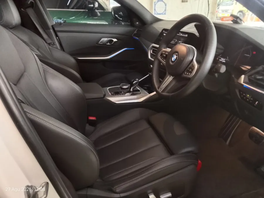 Foto Mobil Bekas Kabin Depan BMW 330i 2.0 M Sport tahun 2022