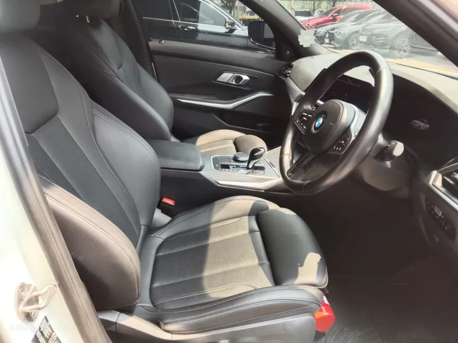 Foto Mobil Bekas Kabin Depan BMW 330i 2.0 M Sport tahun 2022