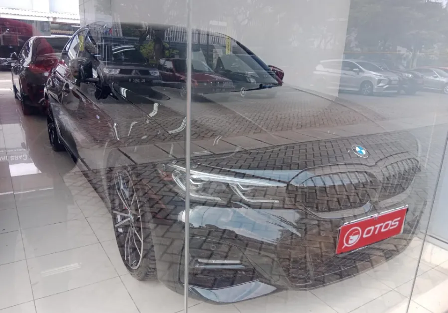 Foto Mobil Bekas Kanan Depan BMW 330i 2.0 M Sport tahun 2022
