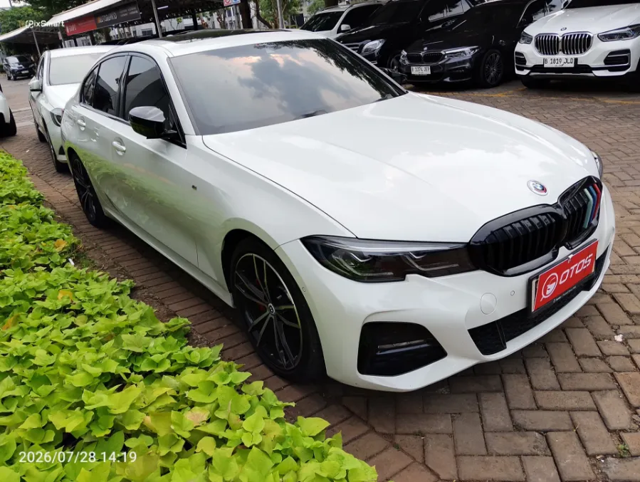Foto Mobil Bekas Kanan Depan BMW 330i 2.0 M Sport tahun 2022