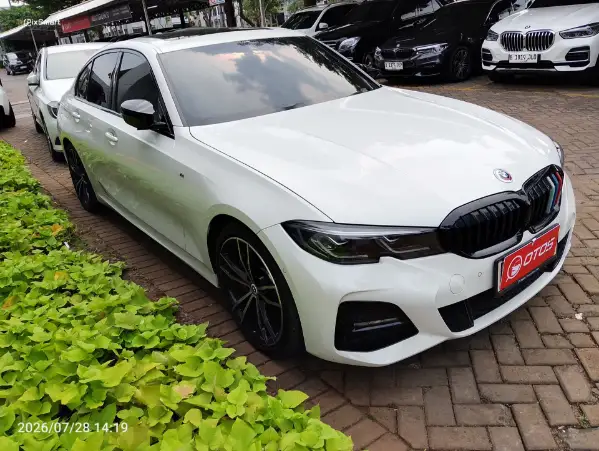 2022 BMW 330i 2.0 M Sport - Foto 1 dari 6