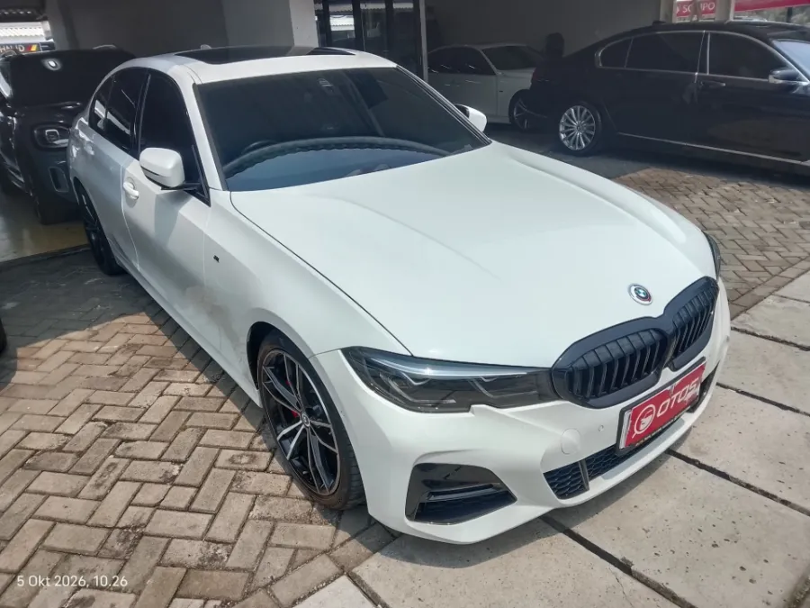 Foto Mobil Bekas Kanan Depan BMW 330i 2.0 M Sport tahun 2022