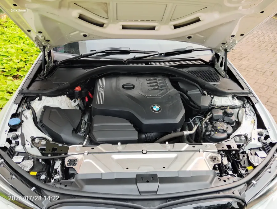 Foto Mobil Bekas Mesin BMW 330i 2.0 M Sport tahun 2022