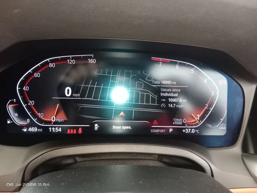 Foto Mobil Bekas Odometer BMW 330i 2.0 M Sport tahun 2022