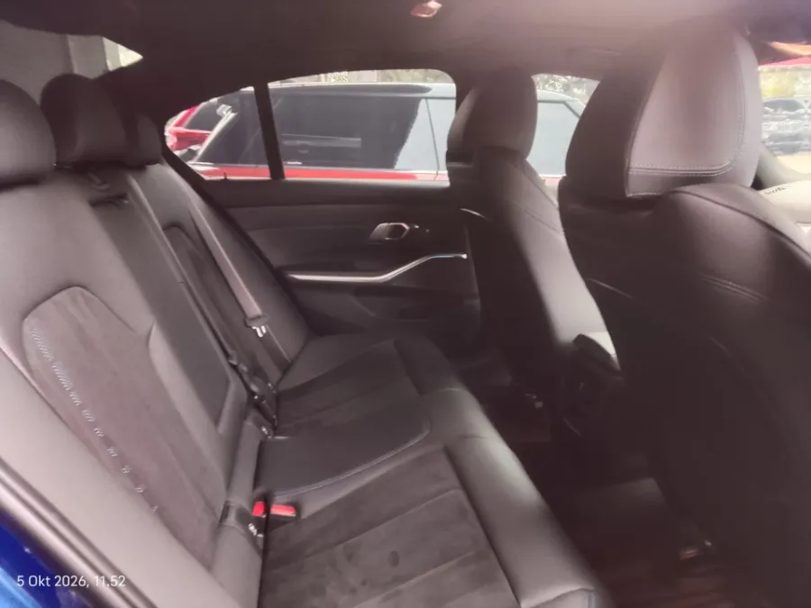 Foto Mobil Bekas Kabin Belakang BMW 330i 2.0 M Sport tahun 2023