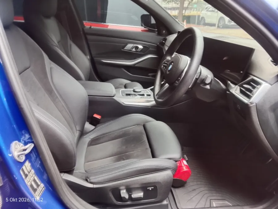 Foto Mobil Bekas Kabin Depan BMW 330i 2.0 M Sport tahun 2023