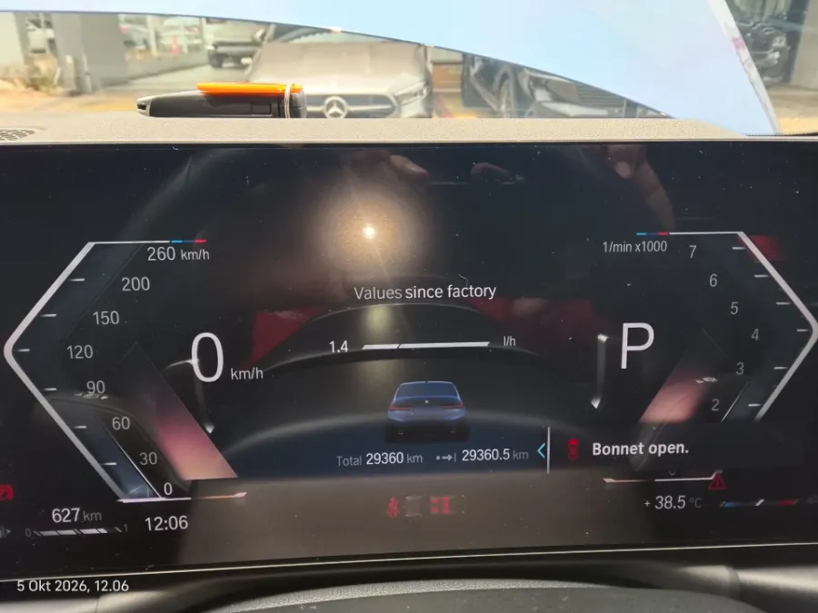 Foto Mobil Bekas Odometer BMW 330i 2.0 M Sport tahun 2023