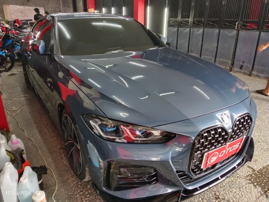 Foto Mobil Bekas Kanan Depan BMW 430i 2.0 Sport tahun 2023