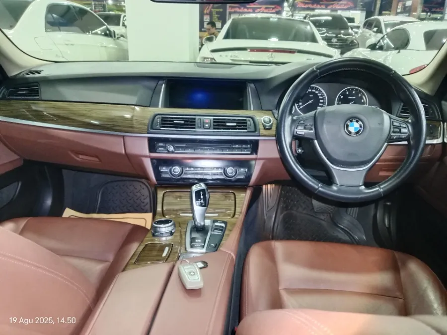 Foto Mobil Bekas Dashboard BMW 520i 2.0 tahun 2014
