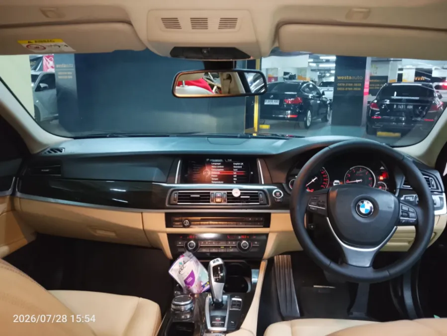 Foto Mobil Bekas Dashboard BMW 520i 2.0 tahun 2016
