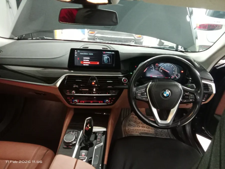 Foto Mobil Bekas Dashboard BMW 520i 2.0 tahun 2018