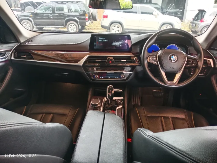Foto Mobil Bekas Dashboard BMW 520i 2.0 tahun 2018