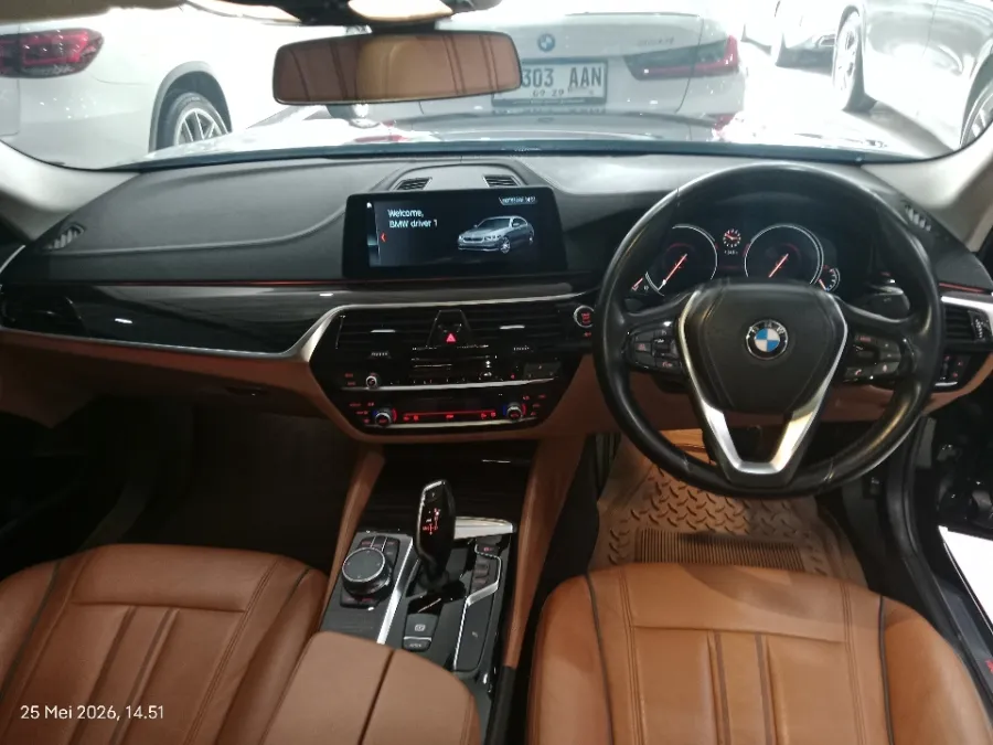 Foto Mobil Bekas Dashboard BMW 520i 2.0 tahun 2018