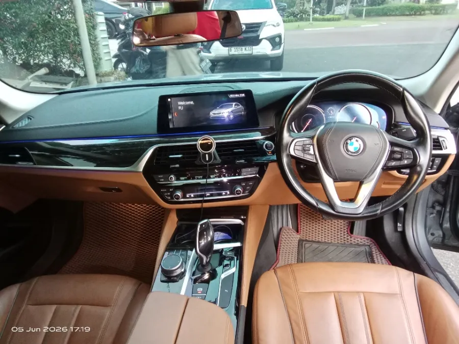 Foto Mobil Bekas Dashboard BMW 520i 2.0 tahun 2018