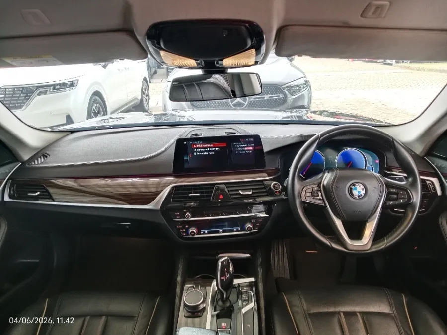 Foto Mobil Bekas Dashboard BMW 520i 2.0 tahun 2018