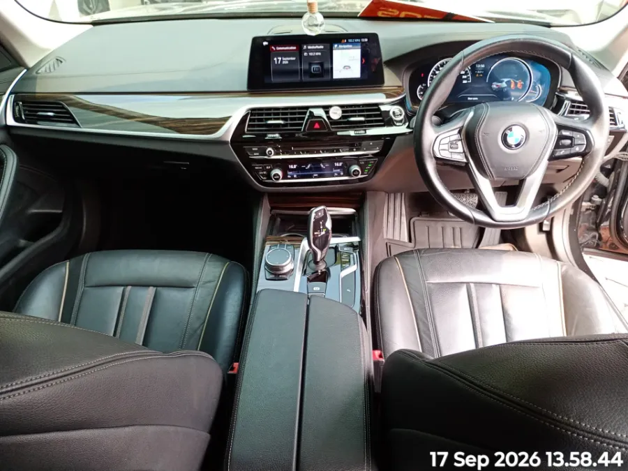 Foto Mobil Bekas Dashboard BMW 520i 2.0 tahun 2018