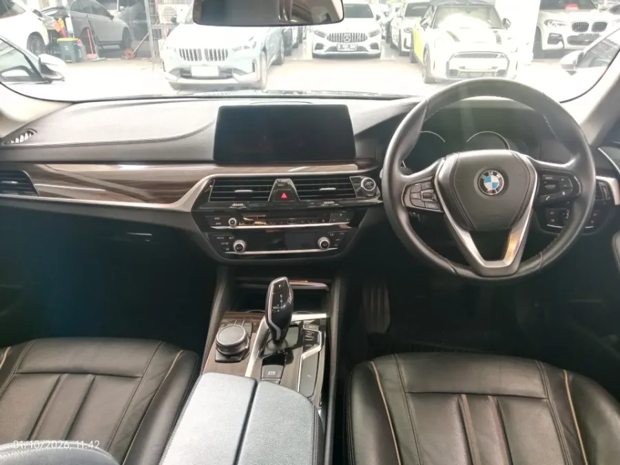 Foto Mobil Bekas Dashboard BMW 520i 2.0 tahun 2018