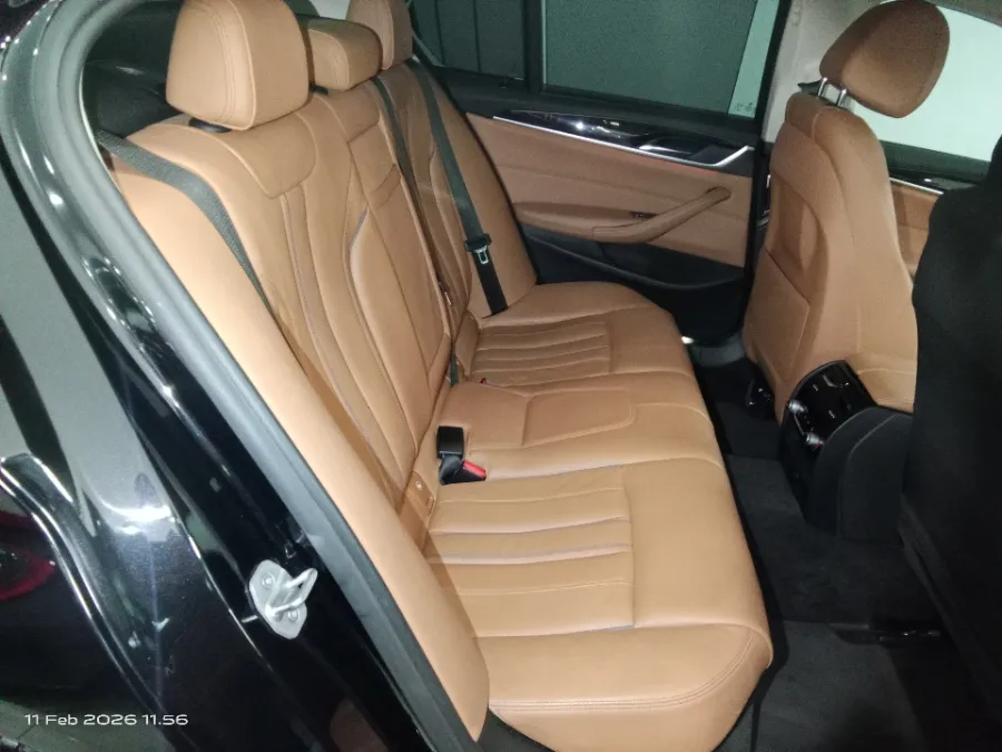 Foto Mobil Bekas Kabin Belakang BMW 520i 2.0 tahun 2018