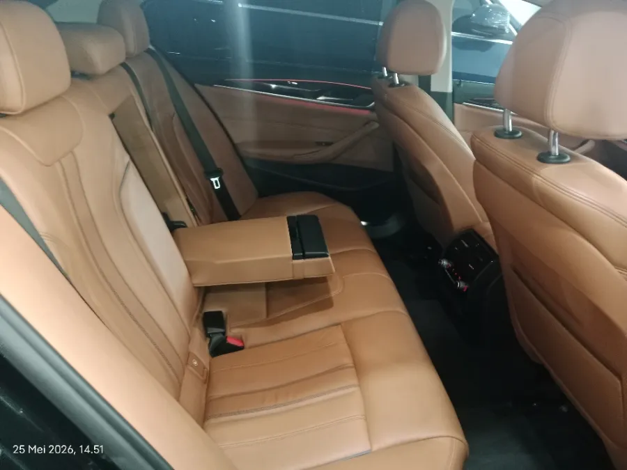 Foto Mobil Bekas Kabin Belakang BMW 520i 2.0 tahun 2018