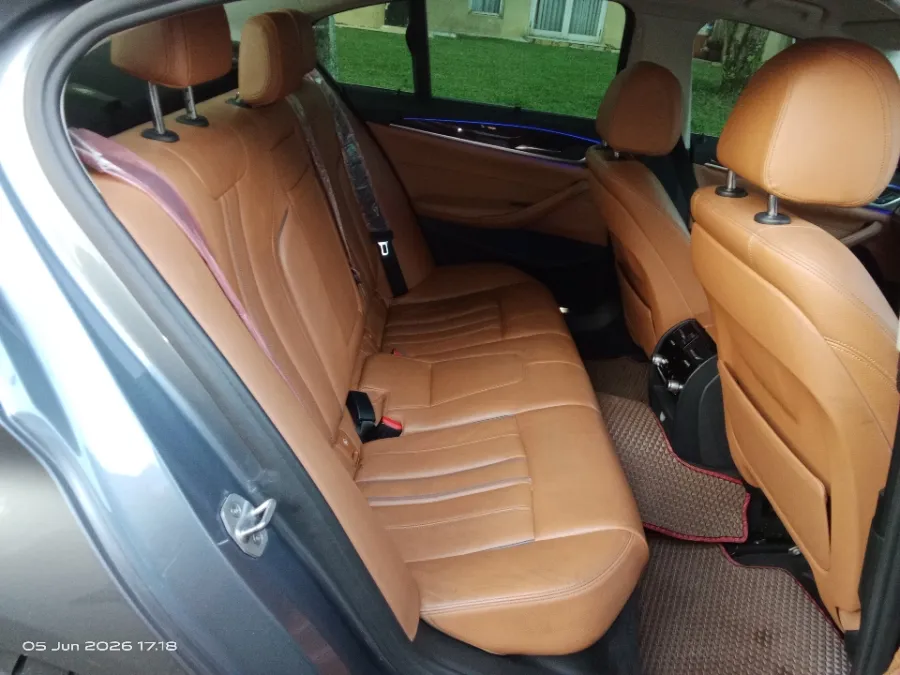 Foto Mobil Bekas Kabin Belakang BMW 520i 2.0 tahun 2018