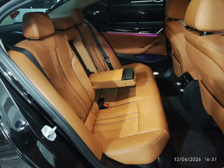Foto Mobil Bekas Kabin Belakang BMW 520i 2.0 tahun 2018