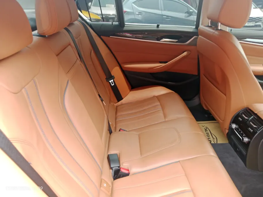 Foto Mobil Bekas Kabin Belakang BMW 520i 2.0 tahun 2018