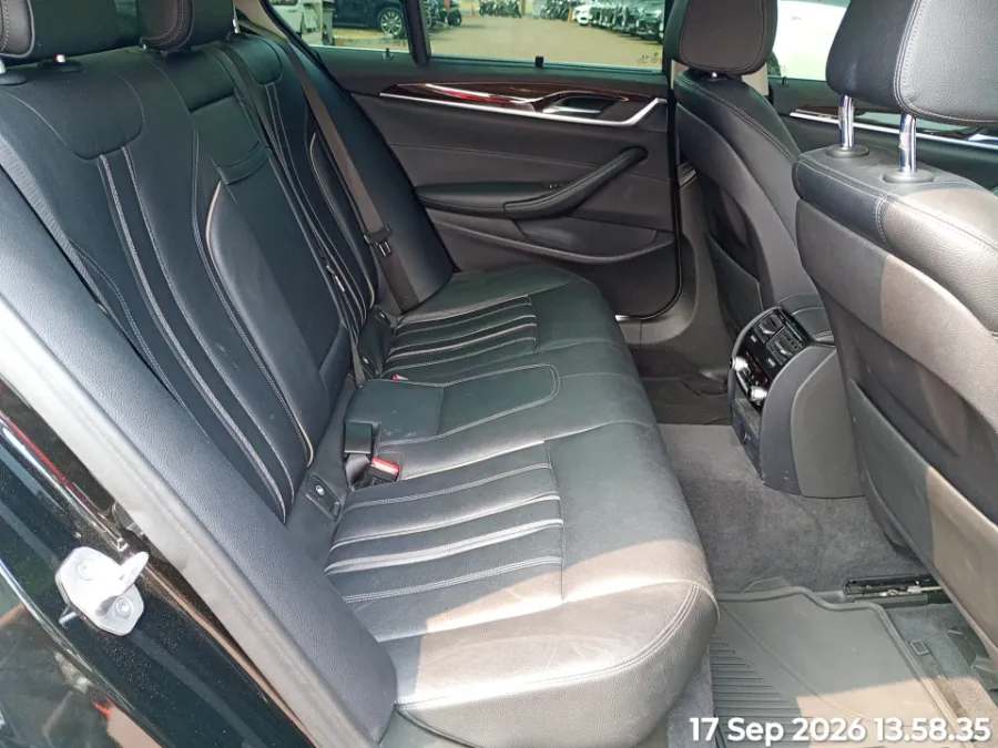 Foto Mobil Bekas Kabin Belakang BMW 520i 2.0 tahun 2018