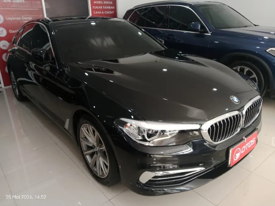 Foto Mobil Bekas Kanan Depan BMW 520i 2.0 tahun 2018