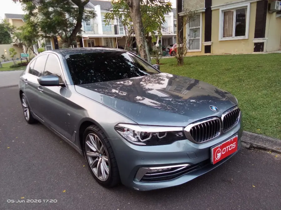 Foto Mobil Bekas Kanan Depan BMW 520i 2.0 tahun 2018