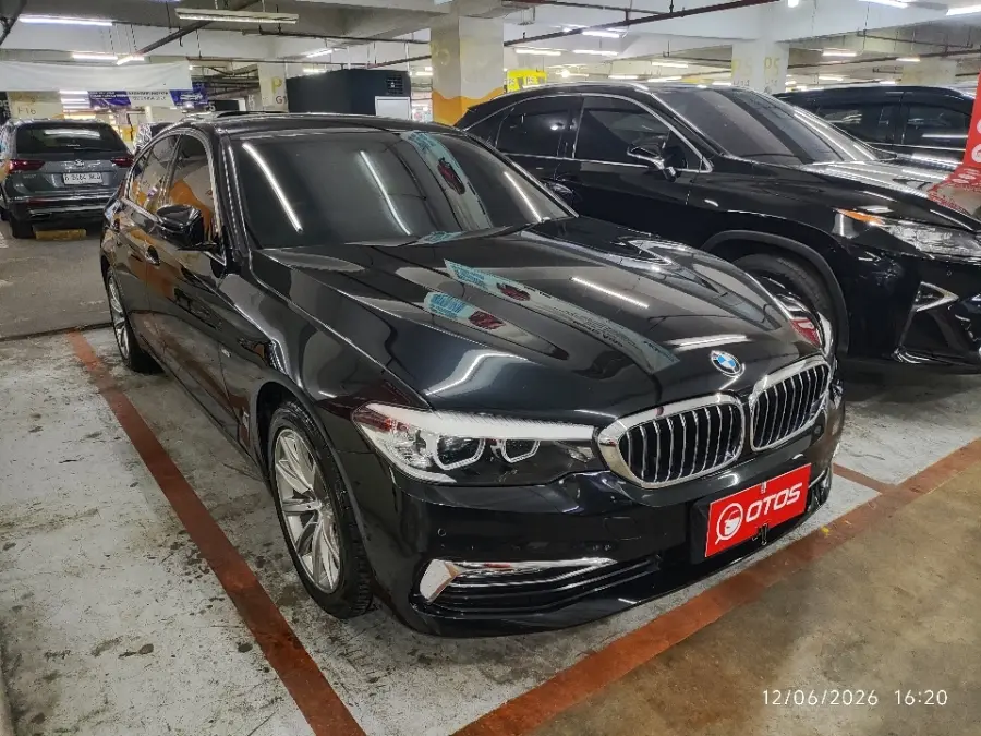Foto Mobil Bekas Kanan Depan BMW 520i 2.0 tahun 2018