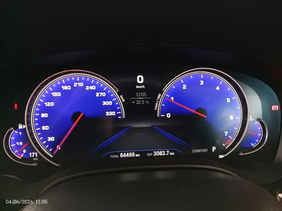 Foto Mobil Bekas Odometer BMW 520i 2.0 tahun 2018