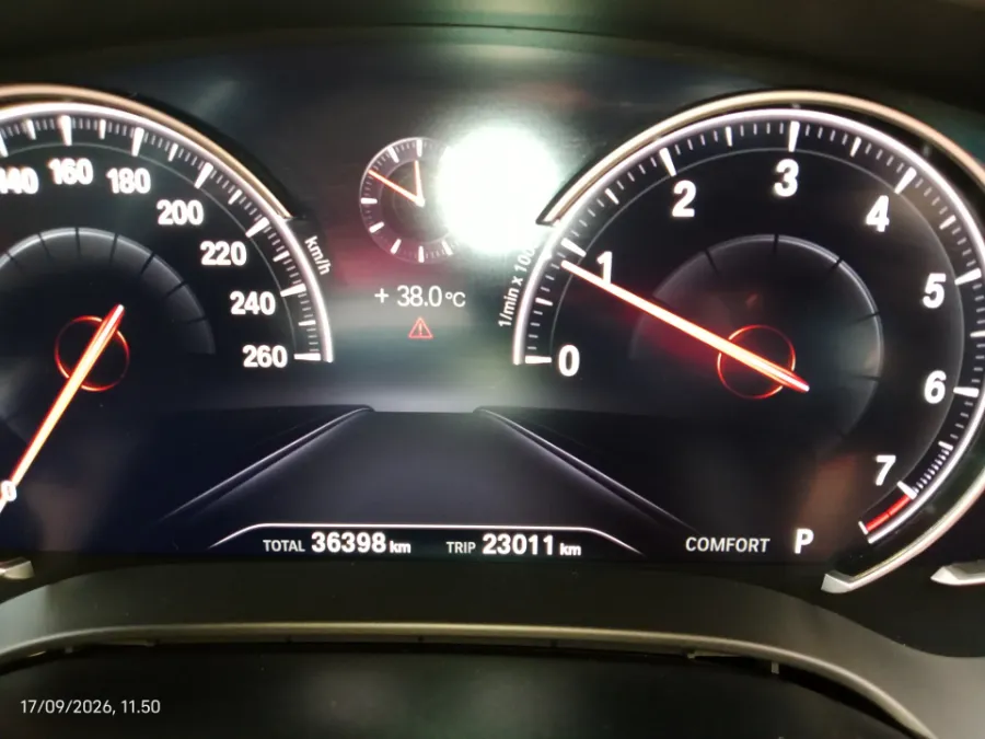 Foto Mobil Bekas Odometer BMW 520i 2.0 tahun 2018
