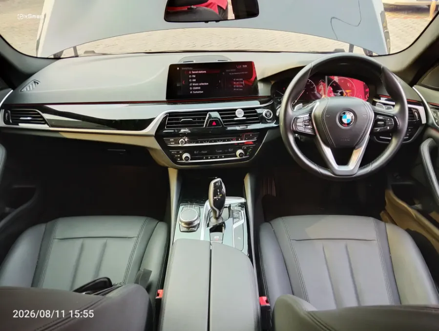 Foto Mobil Bekas Dashboard BMW 520i 2.0 tahun 2019