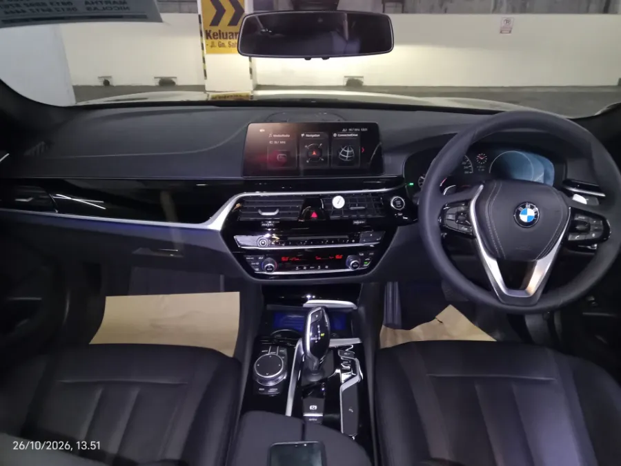 Foto Mobil Bekas Dashboard BMW 520i 2.0 tahun 2019