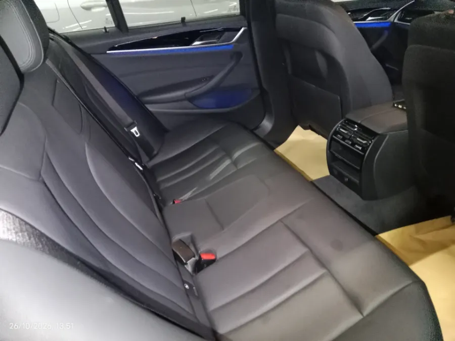 Foto Mobil Bekas Kabin Belakang BMW 520i 2.0 tahun 2019