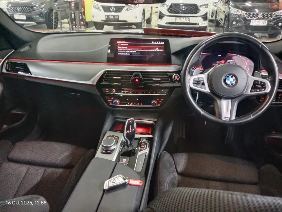 Foto Mobil Bekas Dashboard BMW 520i 2.0 tahun 2020