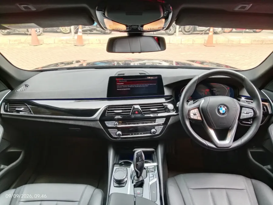 Foto Mobil Bekas Dashboard BMW 520i 2.0 tahun 2020