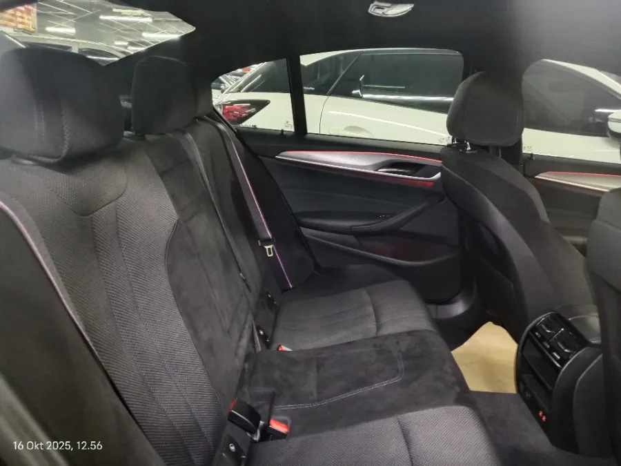 Foto Mobil Bekas Kabin Belakang BMW 520i 2.0 tahun 2020
