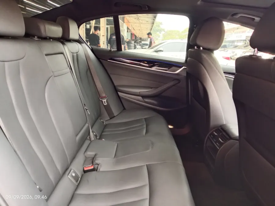 Foto Mobil Bekas Kabin Belakang BMW 520i 2.0 tahun 2020