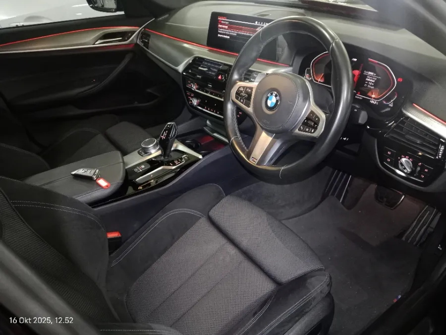 Foto Mobil Bekas Kabin Depan BMW 520i 2.0 tahun 2020