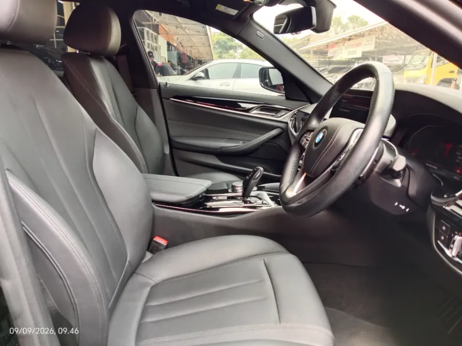 Foto Mobil Bekas Kabin Depan BMW 520i 2.0 tahun 2020